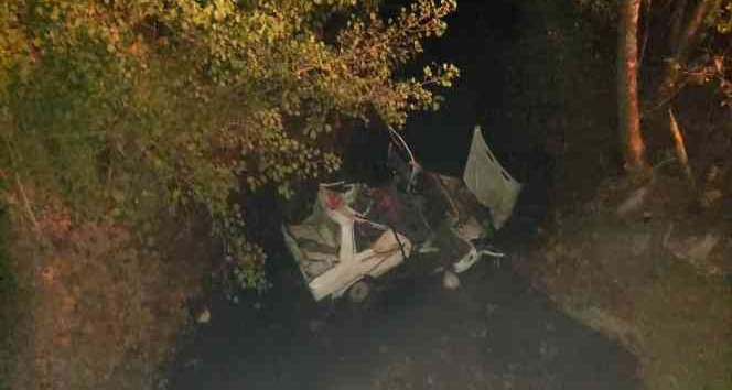 Otomobil dere yatağına uçtu: 1 ölü, 1 yaralı