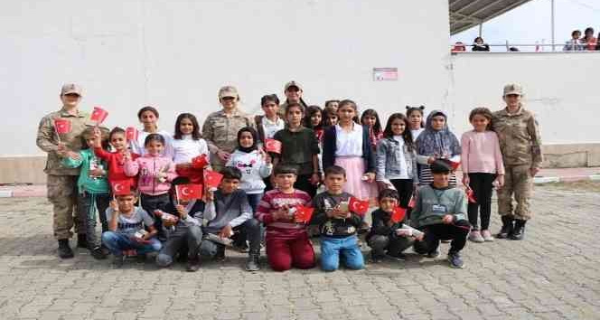 Jandarma, çocuklarla birlikte Cumhuriyet Bayramını kutladı