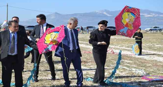 Polisler ve çocuklar el ele uçurtma uçurarak doyasıya eğlendi