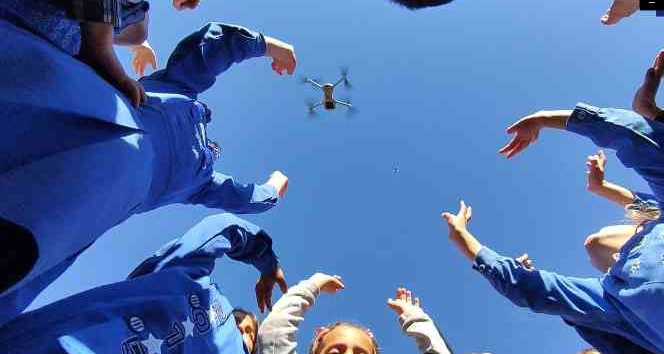 Dron ile ilk tanışan öğrencilerin mutluluğu