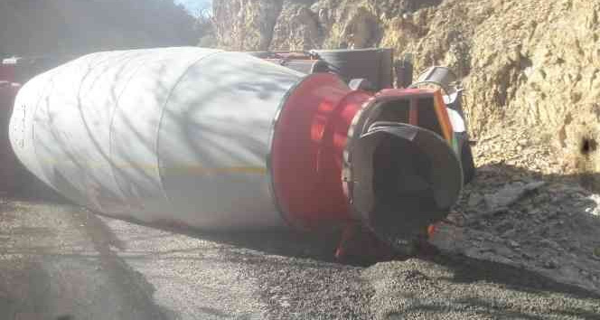 Tunceli’de beton mikseri devrildi