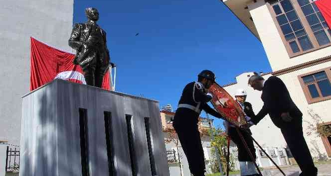 Bingöl’de 29 Ekim kutlamaları çelenk sunma ile başladı