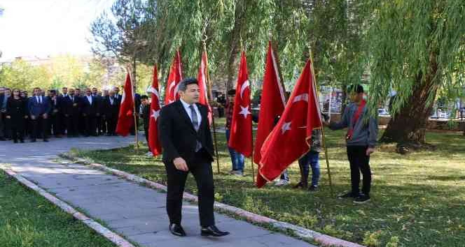 Hizan’da çelenk sunma töreni