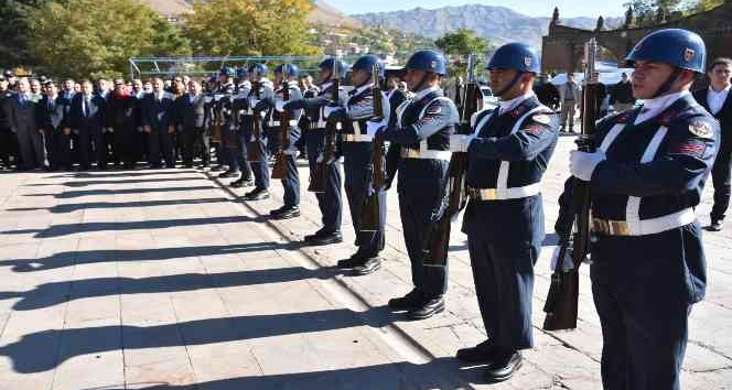 Bitlis’te çelenk sunma töreni