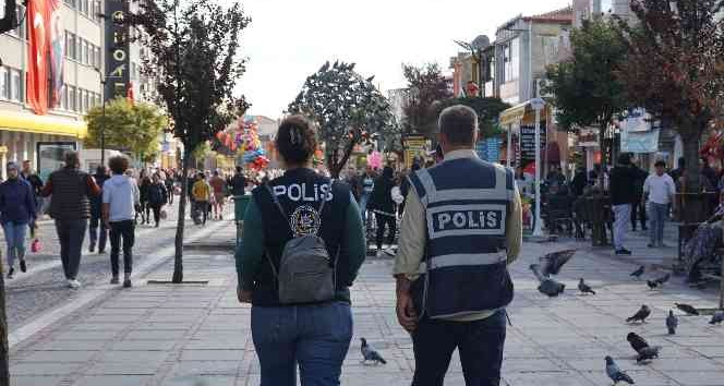 Polis ekiplerinden kalabalık noktalarda huzur ve güven uygulaması