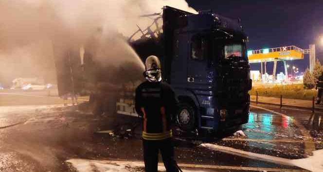 Osman Gazi Köprüsü gişelerinde mobilya yüklü tır alevlere teslim oldu