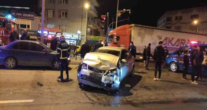 Yalova iki otomobil çarpıştı: 4 yaralı