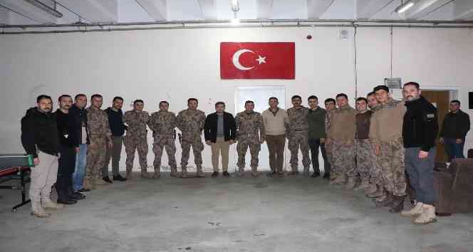 Hizan Kaymakamı Özçelik, özel harekat polislerini ziyaret etti