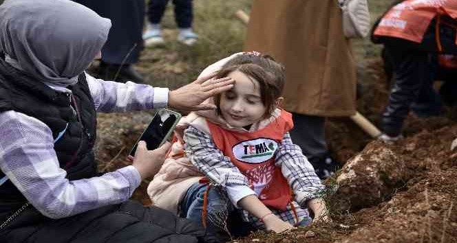 Cumhuriyet Bayramı’nda 200 fidanı toprakla buluşturdular