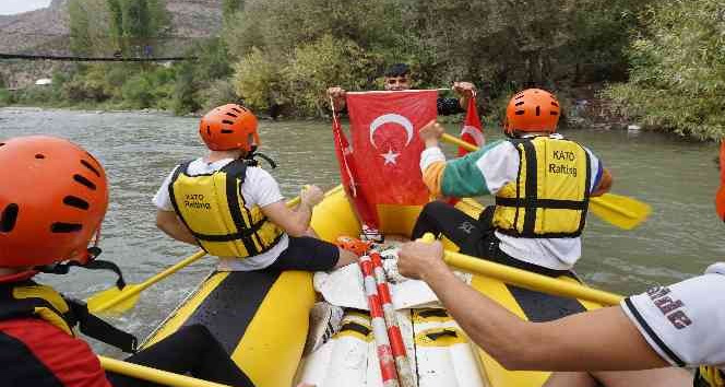 Şırnak’ta Cumhuriyet Bayramı rafting ile kutlandı