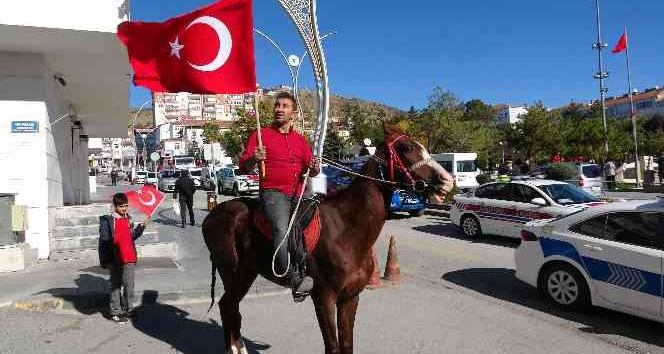 29 Ekim Cumhuriyet Bayramı kutlamalarına at sırtında katıldı