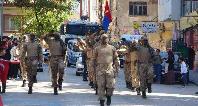 Bilecik’te komandoların geçit töreni ayakta alkışlandı