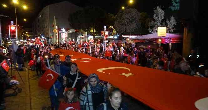 Çanakkale’de meşaleler Cumhuriyet için yandı