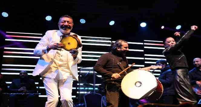 Ünlü sanatçı sahnede hayali düğününü yaptı