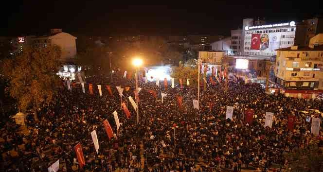 Cumhuriyet coşkusu meydanlara sığmadı