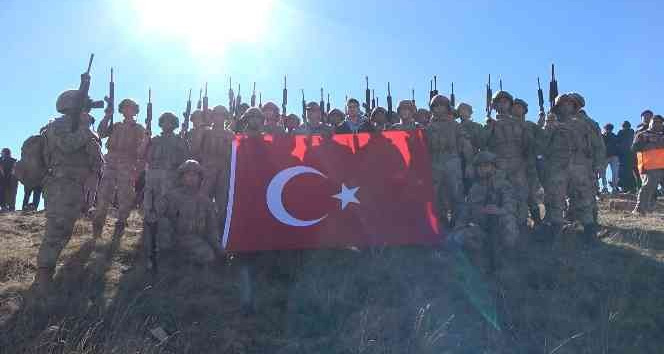 Cumhuriyet’in 99. yılını 1744 rakımlı Dinek Dağı’nın zirvesinde kutladılar