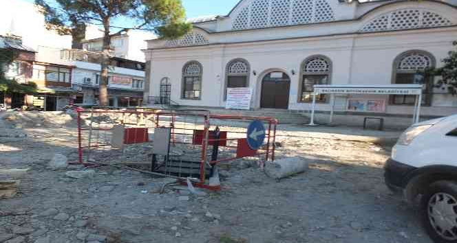 Burhaniye Koca Cami’de bitmeyen çalışmalar tepkiye neden oldu