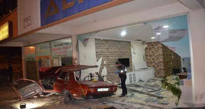 Kahramanmaraş’ta otomobil iş yerine girdi: 1 ölü, 4 yaralı