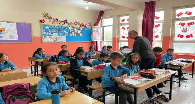 Öğretmen baba, müdür yardımcısı kızı ile aynı okulda görev yapıyor