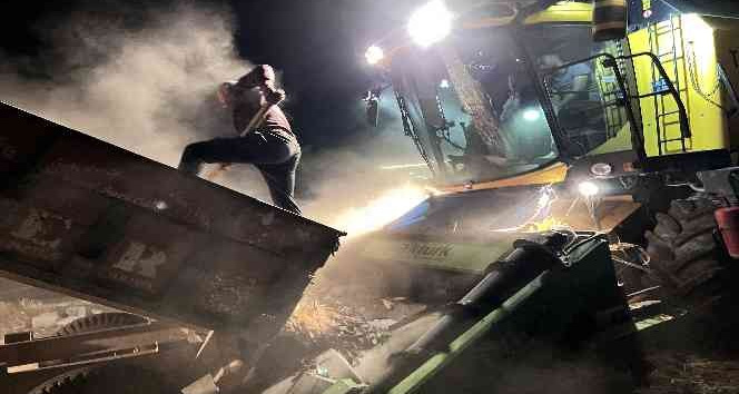 Güvenlik önlemi almadan biçerdöverin içine mısırları atan çiftçi yürekleri ağza getirdi