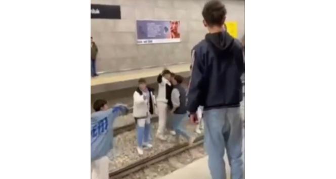 Bursa metrosunda gençlerden akıl almaz hareket