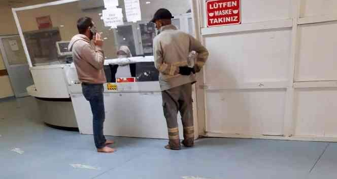 Hastane kirlenmesin diye çamurlu ayakkabılarını çıkarıp girdiler