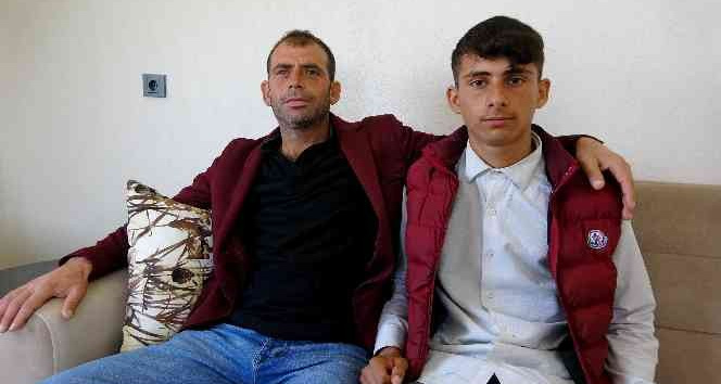 Hastaneye çamurlu ayakkabılarını çıkartıp giren baba ve oğlu o anları anlattı