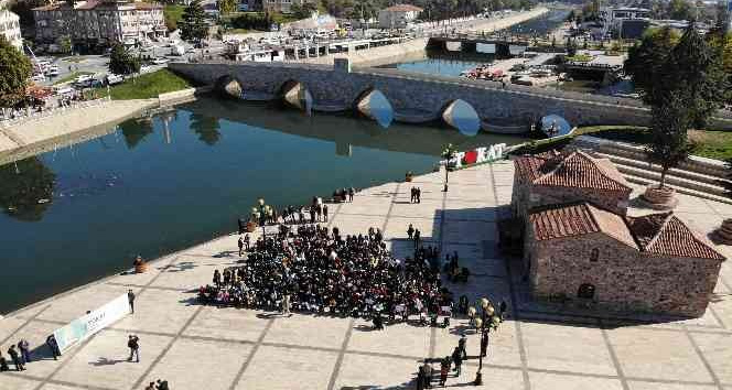 771 yıllık köprü yanında kitap okudular