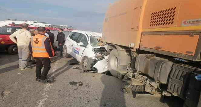 Kamyonet yol temizleme aracına çarptı: 2 yaralı