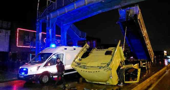 Tırın açılan damperi yaya üst geçidine çarptı: 4 yaralı