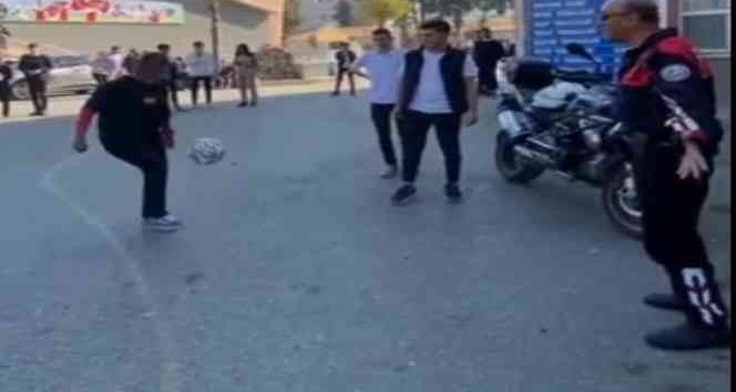 İzmir’de polis ile kadın öğretmenden futbol şov