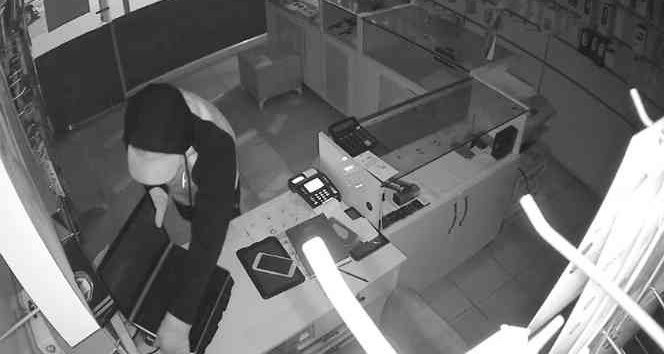 Maskeli ve eldivenli cep telefonu hrsızlığı