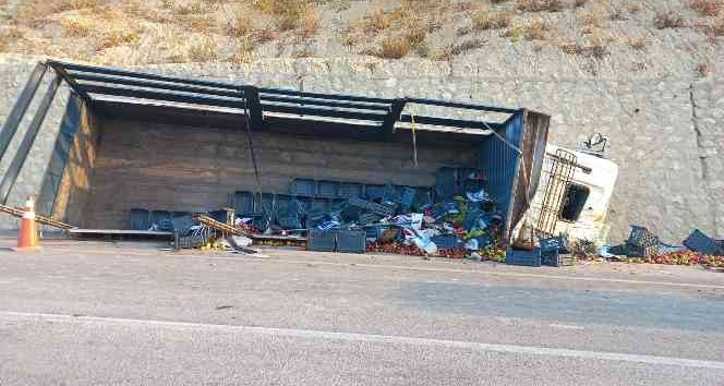 Karaman’da elma yüklü kamyon devrildi: 3 yaralı