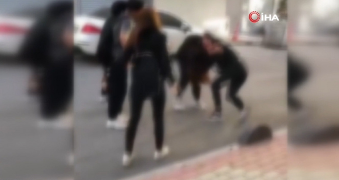 Liseli kızların saç saça baş başa kavgası kamerada