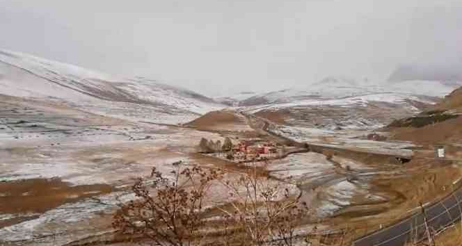 Ardahan’ın yüksek kesimlerinde kar yağışı etkili oldu