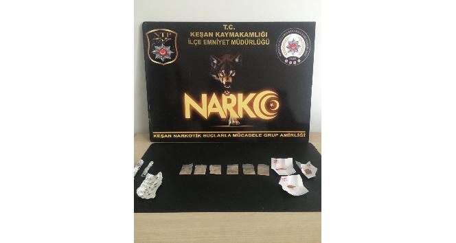 Şüphelilerin üzerinden uyuşturucu çıktı