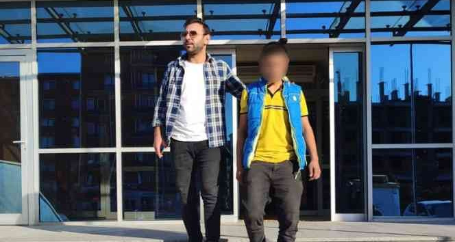 Sırtlandığı kapıyla polise yakalandı