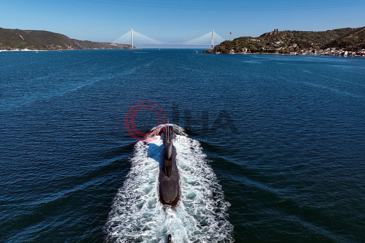 Türk denizaltısının Boğaz'dan geçişi dron ile görüntülendi