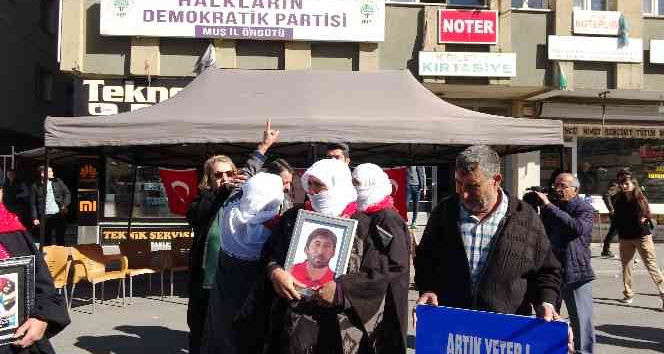 Evlat nöbetindeki anneler HDP’den yükselen müzik sesine tepki gösterdi