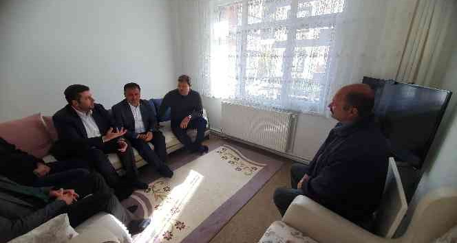 Ertuğrul Sağlam SMA hastası Yunus Emre’yi evinde ziyaret etti