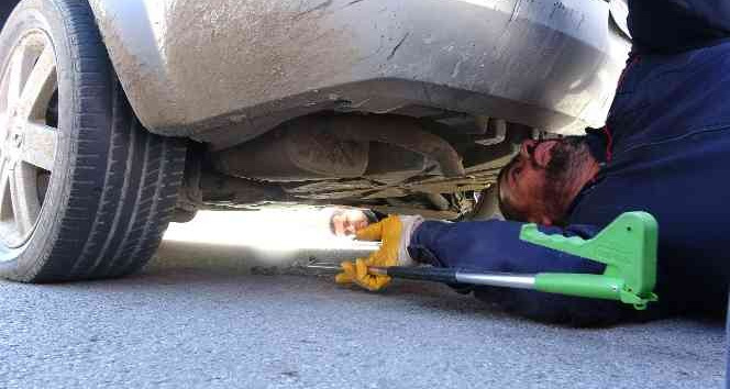 Yavru kediyi bulunduğu yerden çıkartmak kolay olmadı