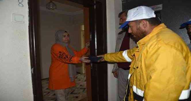 Yolda buldukları cüzdanı sahibine teslim ettiler