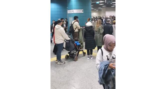 Üsküdar Marmaray’da seferler durduruldu, yolcular peronlardan dışarı çıktı