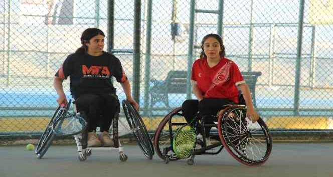 Engelleri aşıp tavsiye üzerine başladıkları tenis hayatları oldu