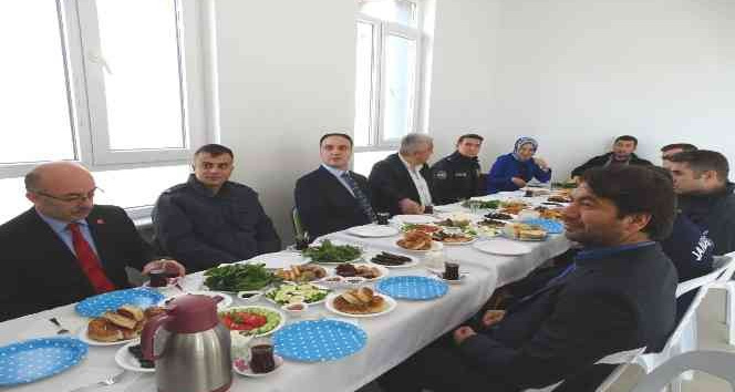 Beslenme Dostu Hisarcık Atatürk İlkokulunda kahvaltı etkinliği