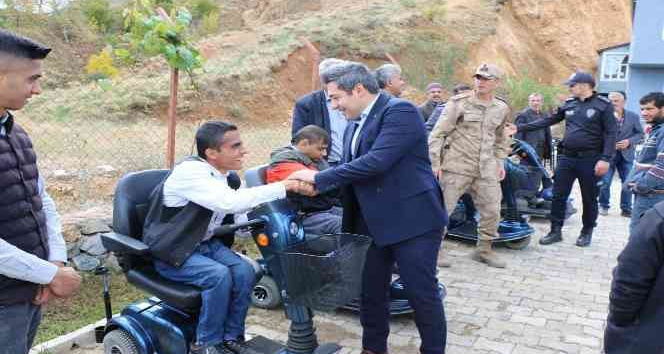 Hizan’da akülü tekerlekli sandalye dağıtımı