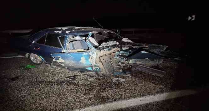 Karşı şeride geçen otomobille kafa kafaya çarpıştı: 3 yaralı