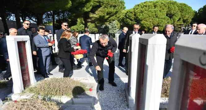 NATO Genel Sekreteri Stoltenberg, Şehitler Abidesi’ni ziyaret ederek karanfil bıraktı