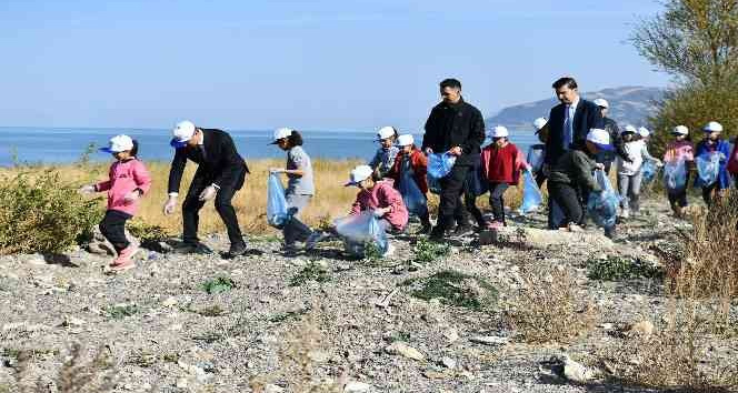 Vali Eğirdir Gölü’nde öğrencilerle çöp topladı