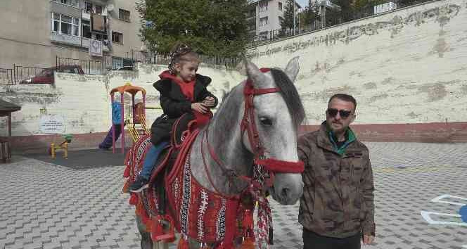 Anaokulu öğrencilerine hayvan sevgisini atlarla aşıladılar